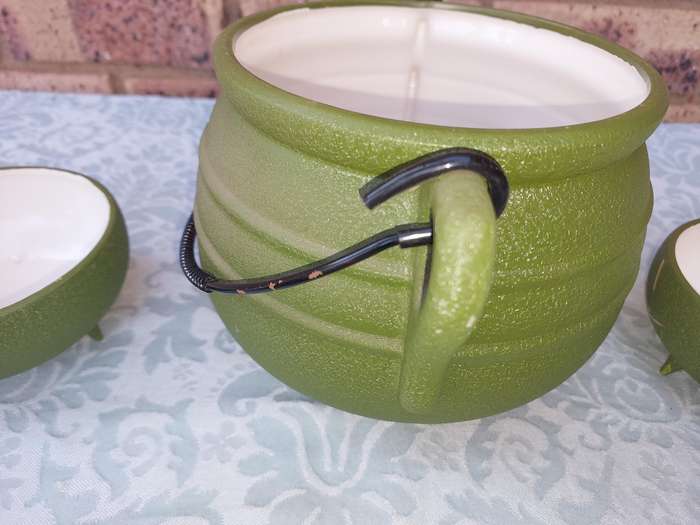 AN ART DECOR PORCELAIN MATT GREEN SOUP TUREEN AND SIX BOWLS SOLD AS IS
