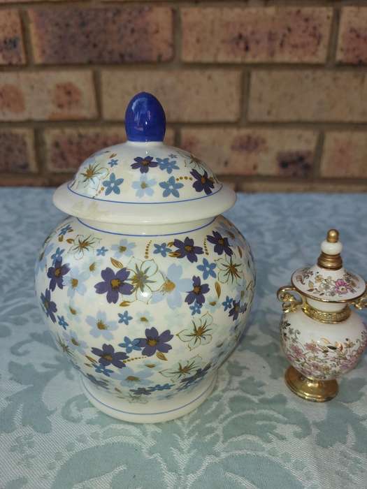 A VINTAGE COLLECTION PORCELAIN CROCKERY SOLD AS IS