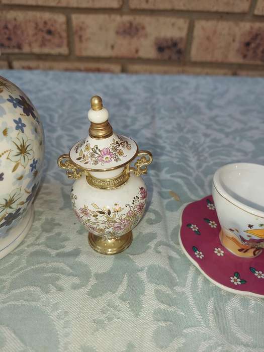 A VINTAGE COLLECTION PORCELAIN CROCKERY SOLD AS IS