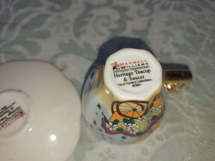 A VINTAGE COLLECTION PORCELAIN CROCKERY SOLD AS IS