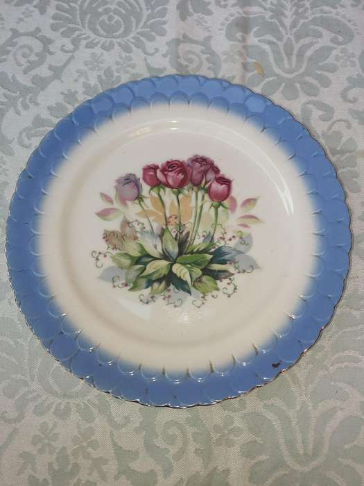 A VINTAGE JAPANESE PORCELAIN PLATE WITH FINE ROSES SOLD AS IS