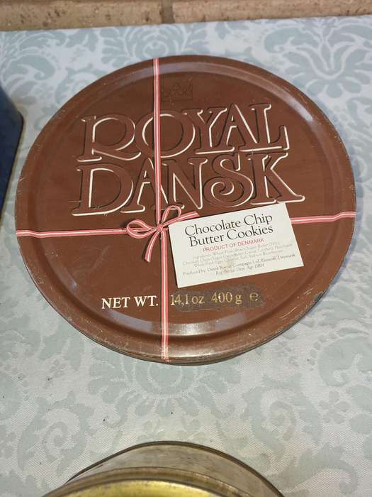 A VINTAGE COLLECTION BISCUIT TINS SOLD AS IS
