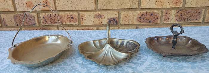 A COLLECTION OF VINTAGE WEDDING SERVING BASKETS SOLD AS IS