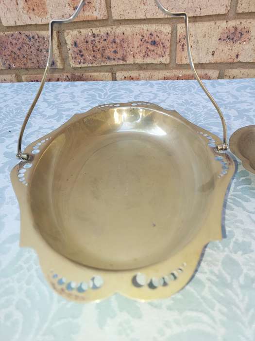 A COLLECTION OF VINTAGE WEDDING SERVING BASKETS SOLD AS IS