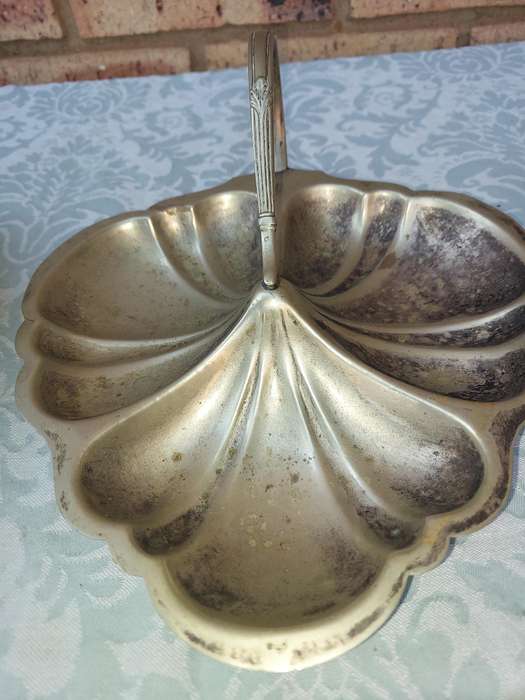 A COLLECTION OF VINTAGE WEDDING SERVING BASKETS SOLD AS IS