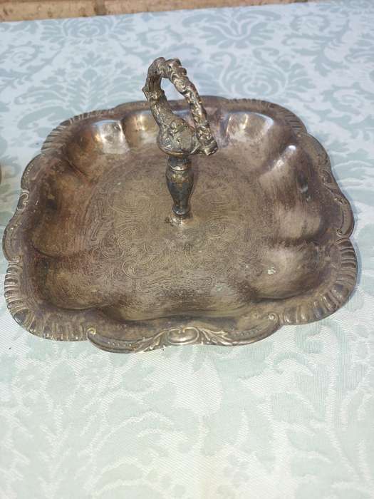 A COLLECTION OF VINTAGE WEDDING SERVING BASKETS SOLD AS IS