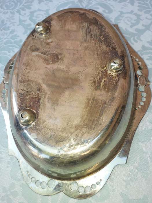 A COLLECTION OF VINTAGE WEDDING SERVING BASKETS SOLD AS IS