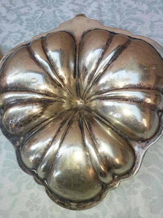 A COLLECTION OF VINTAGE WEDDING SERVING BASKETS SOLD AS IS