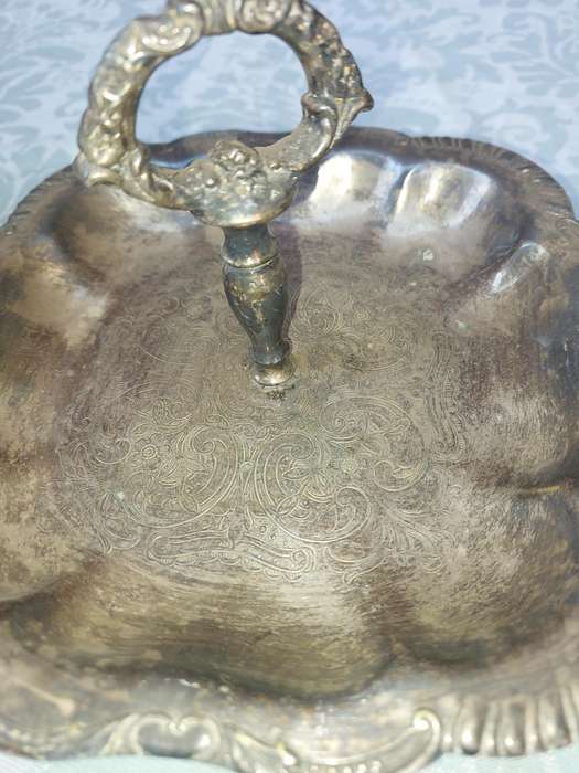 A COLLECTION OF VINTAGE WEDDING SERVING BASKETS SOLD AS IS