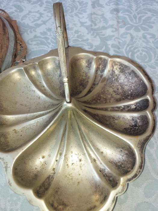 A COLLECTION OF VINTAGE WEDDING SERVING BASKETS SOLD AS IS