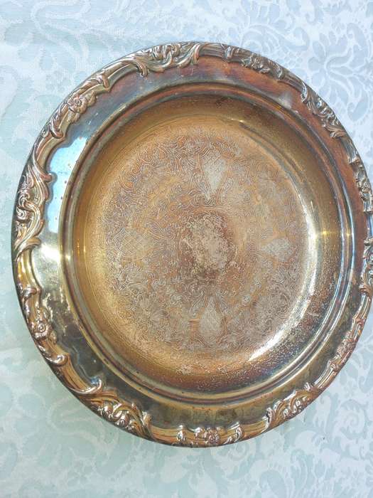 A ROUND EMESS SERVING PLATTER SOLD AS IS