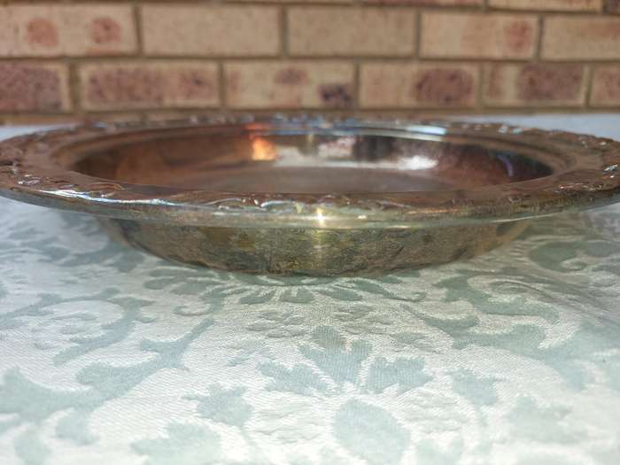 A ROUND EMESS SERVING PLATTER SOLD AS IS