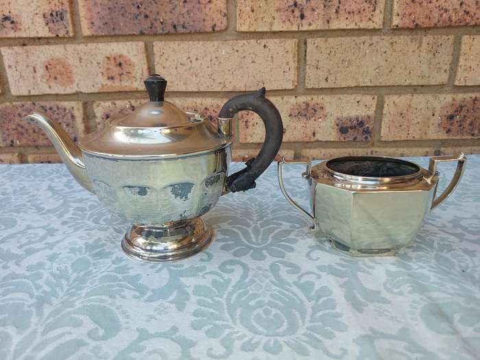 A VINTAGE TEAPOT AND MILK JUG SOLD AS IS