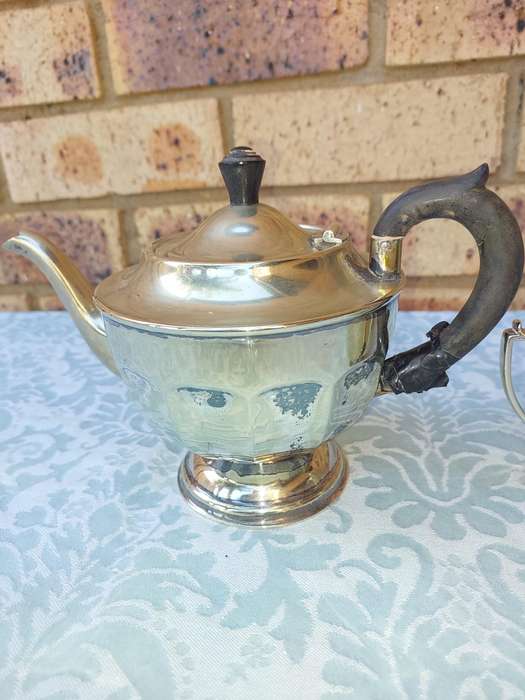 A VINTAGE TEAPOT AND MILK JUG SOLD AS IS
