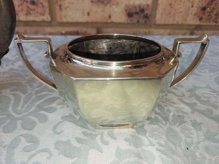 A VINTAGE TEAPOT AND MILK JUG SOLD AS IS