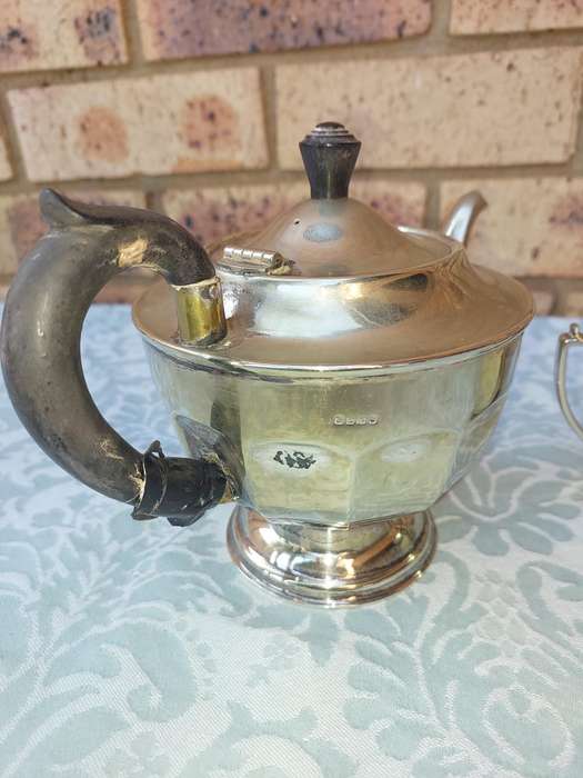 A VINTAGE TEAPOT AND MILK JUG SOLD AS IS