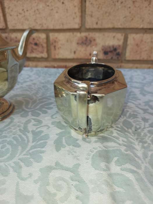 A VINTAGE TEAPOT AND MILK JUG SOLD AS IS