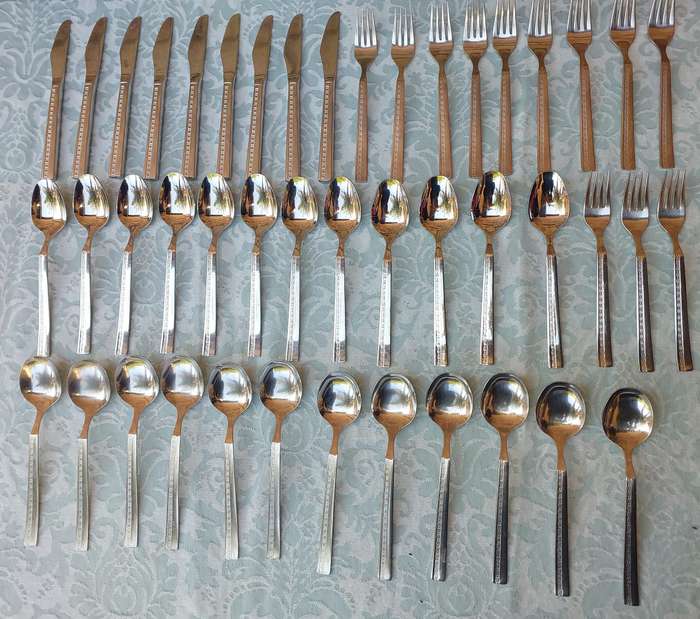A SET OF 46. 18/ 8 STAINLESS STEEL CUTLERY SOLD AS IS