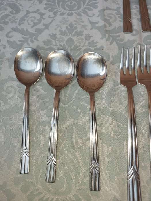 A SET OF 24 ARTHENIAN STAYBRITE STAINLESS STEEL CUTLERY SOLD AS IS
