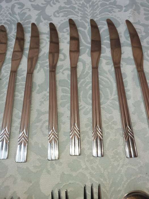 A SET OF 24 ARTHENIAN STAYBRITE STAINLESS STEEL CUTLERY SOLD AS IS