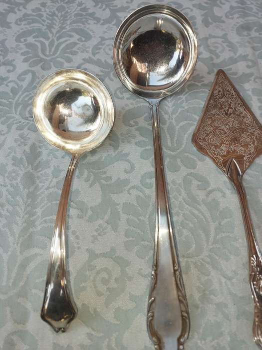 A COLLECTION OF CUTLERY SOLD AS IS