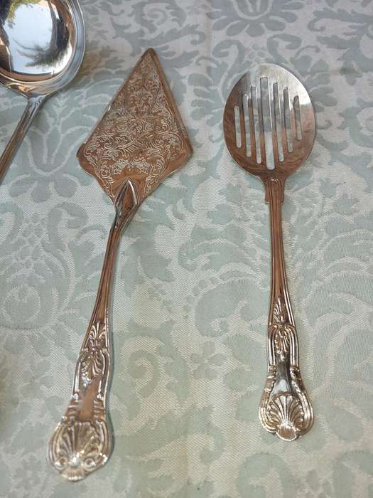 A COLLECTION OF CUTLERY SOLD AS IS