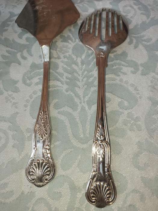A COLLECTION OF CUTLERY SOLD AS IS