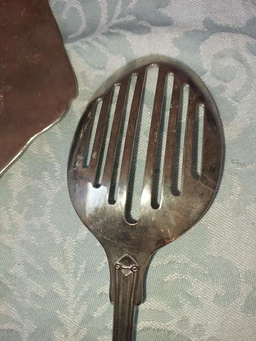A COLLECTION OF CUTLERY SOLD AS IS