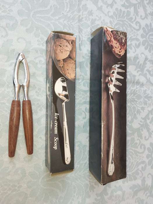 A COLLECTION OF CUTLERY SOLD AS IS