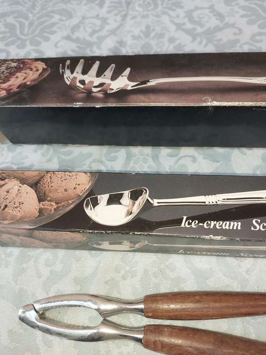 A COLLECTION OF CUTLERY SOLD AS IS