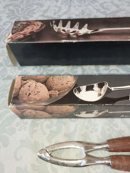 A COLLECTION OF CUTLERY SOLD AS IS