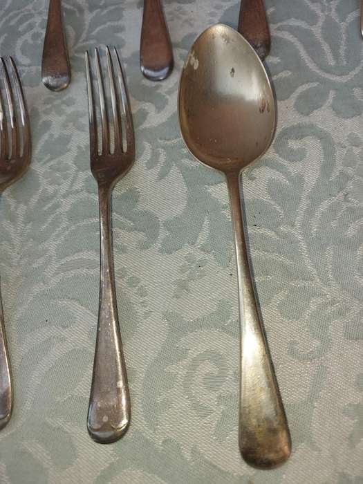 A COLLECTION OF 17 VINTAGE CUTLERY SOLD AS IS