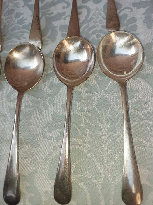 A COLLECTION OF 17 VINTAGE CUTLERY SOLD AS IS