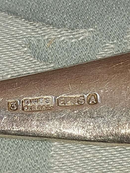 A COLLECTION OF 17 VINTAGE CUTLERY SOLD AS IS