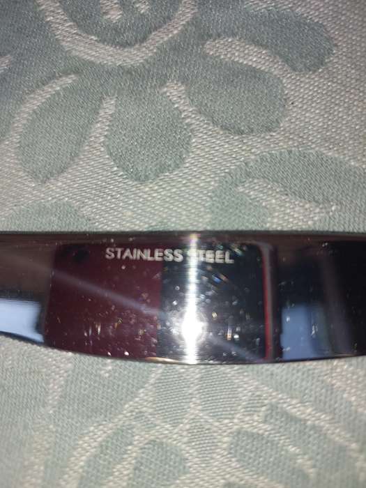 A SET OF 4 STAINLESS STEEL KNIVES SOLD AS IS