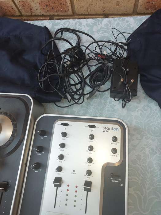 A DJ COLLECTION STANTON TURNTABLES AND A MIXER SWITCHES ON SOLD AS IS