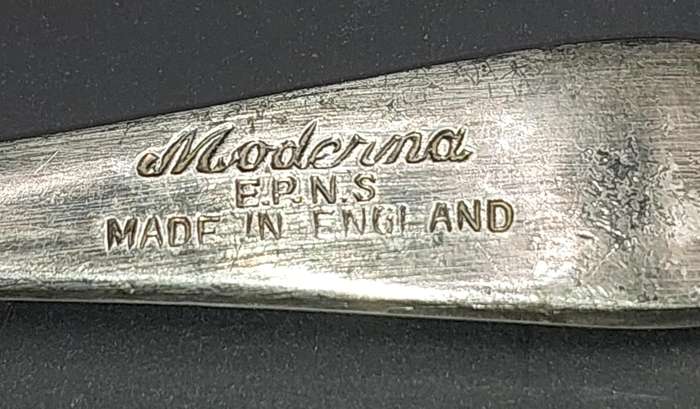 A VINTAGE SET OF 11 MODERNA EPNS MADE IN ENGLAND CAKE FORKS SOLD AS IS