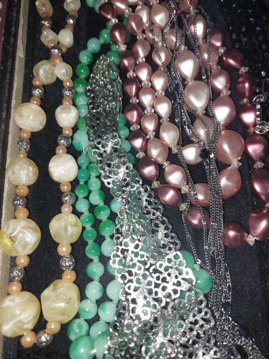 A VINTAGE COLLECTION QUALITY COSTUME NECKLACES SOLD AS IS