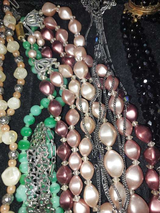 A VINTAGE COLLECTION QUALITY COSTUME NECKLACES SOLD AS IS