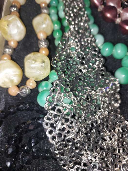 A VINTAGE COLLECTION QUALITY COSTUME NECKLACES SOLD AS IS