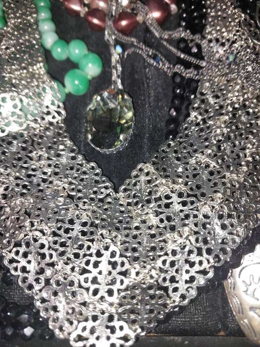A VINTAGE COLLECTION QUALITY COSTUME NECKLACES SOLD AS IS