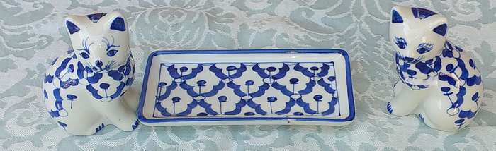A BLUE AND WHITE PORCELAIN SALT AND PEPPER SHAKERS ART DECOR CATS SOLD AS IS