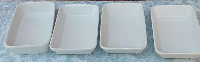 A COLLECTION OF 4 LAZANIA PORCELAIN BOWLS SOLD AS IS