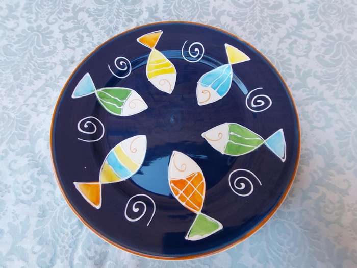 A CERAMIC ART DECOR ROUND FISH DESIGN PLATTER SOLD AS IS