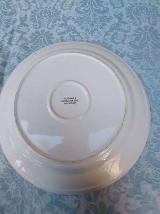 A CERAMIC ART DECOR ROUND FISH DESIGN PLATTER SOLD AS IS