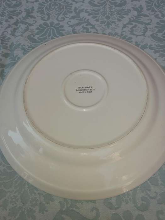 A CERAMIC ART DECOR ROUND FISH DESIGN PLATTER SOLD AS IS
