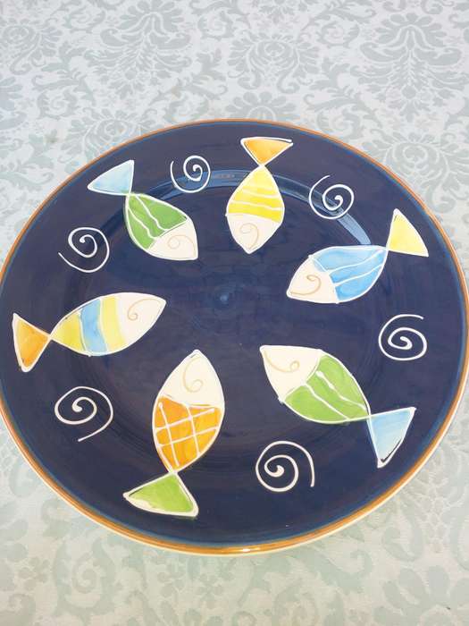 A CERAMIC ART DECOR ROUND FISH DESIGN PLATTER SOLD AS IS