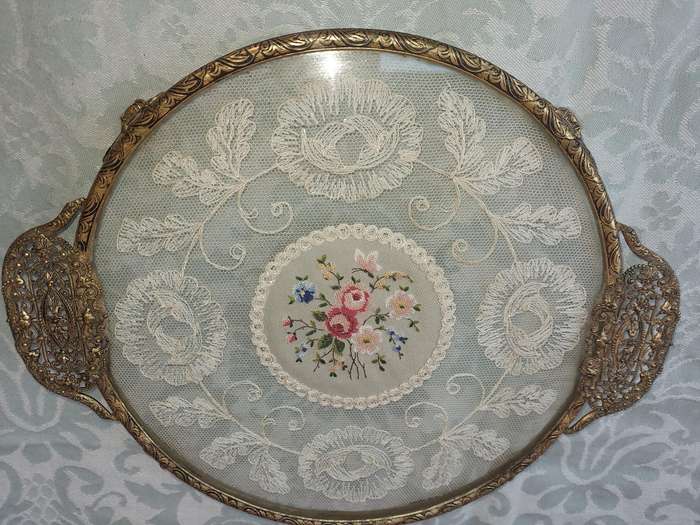 A VINTAGE ART DECOR SERVING TRAY WITH LACE WORK IN THE GLASS SOLD AS IS