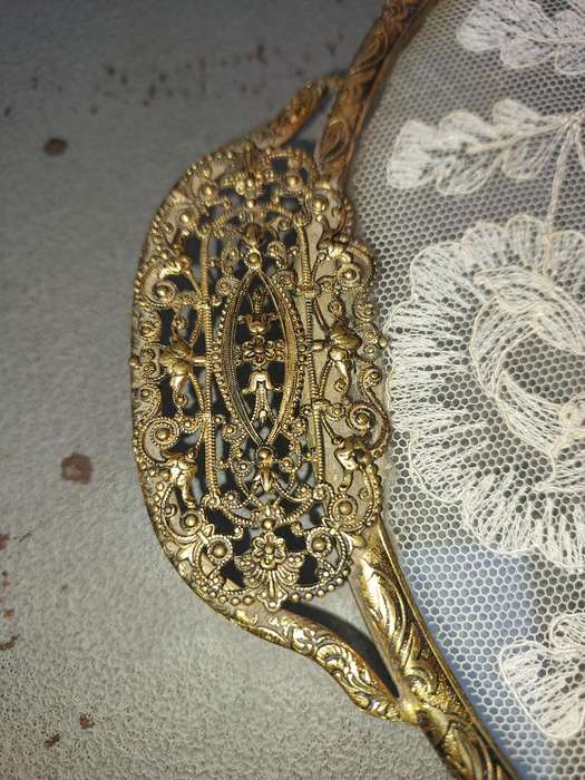A VINTAGE ART DECOR SERVING TRAY WITH LACE WORK IN THE GLASS SOLD AS IS