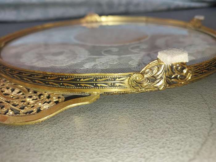 A VINTAGE ART DECOR SERVING TRAY WITH LACE WORK IN THE GLASS SOLD AS IS